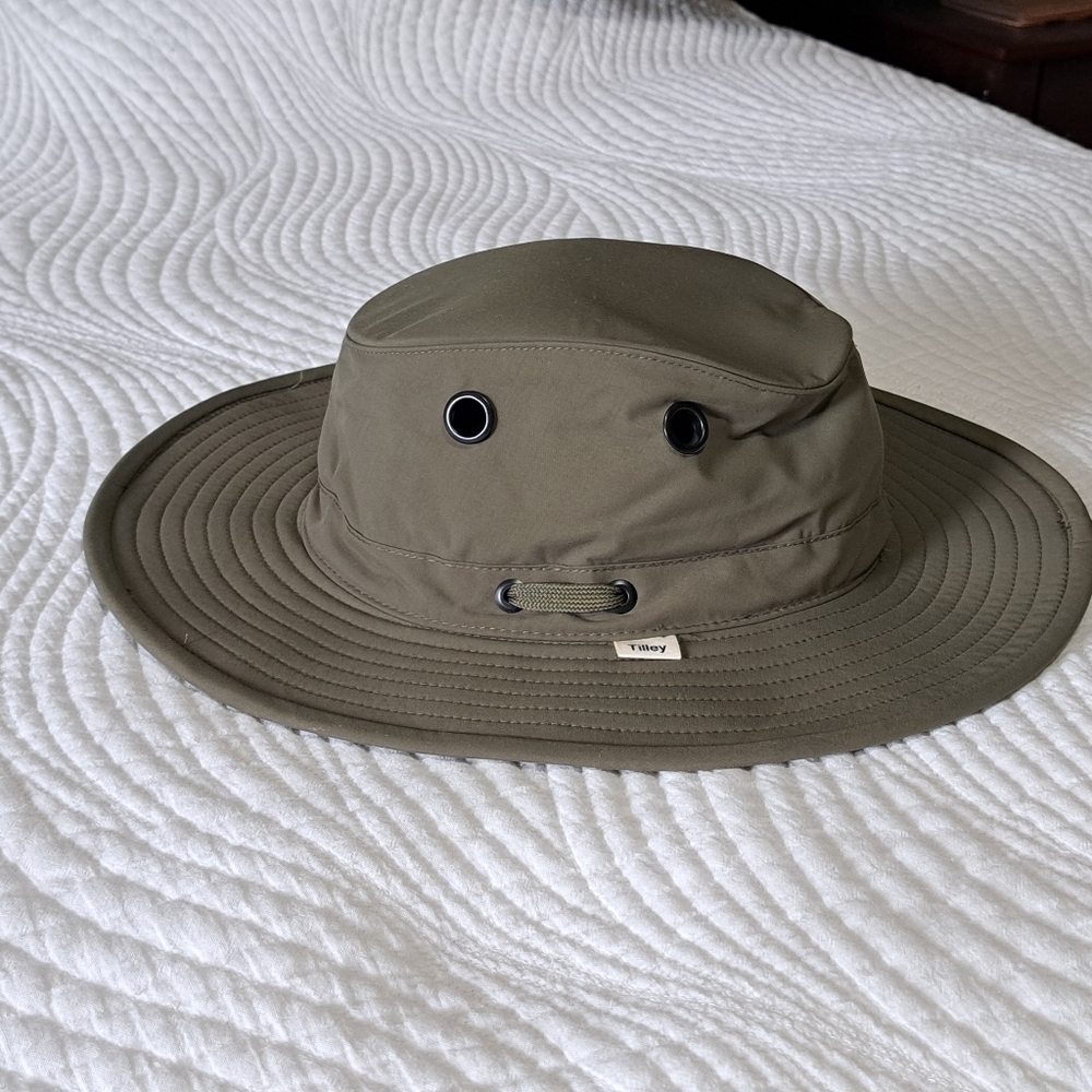 NWOT Tilley Hat Olive Green  Small Medium